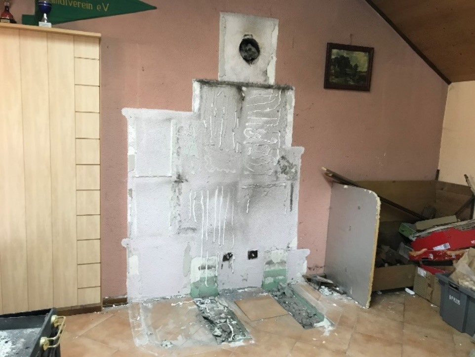 Die Wand an der der alte Ofen war