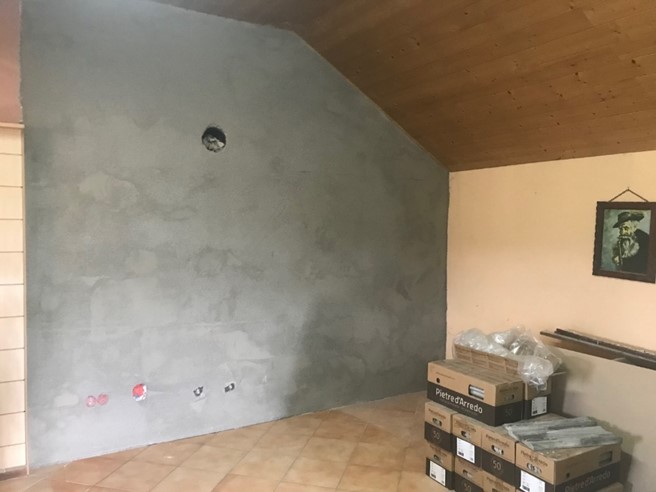 Die verputzte Wand mit dem hergerichteten Boden