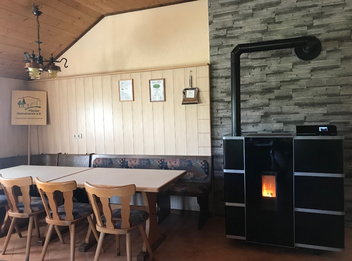 Der fertig aufgebaute ofen vor der mit renovierten, verblendeten Wand