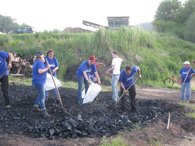 Köhlerfest 2012 In Teamarbeit wird die echte Plecher Hilzkohle in Säcke gefüllt  Foto Konrad Hopp