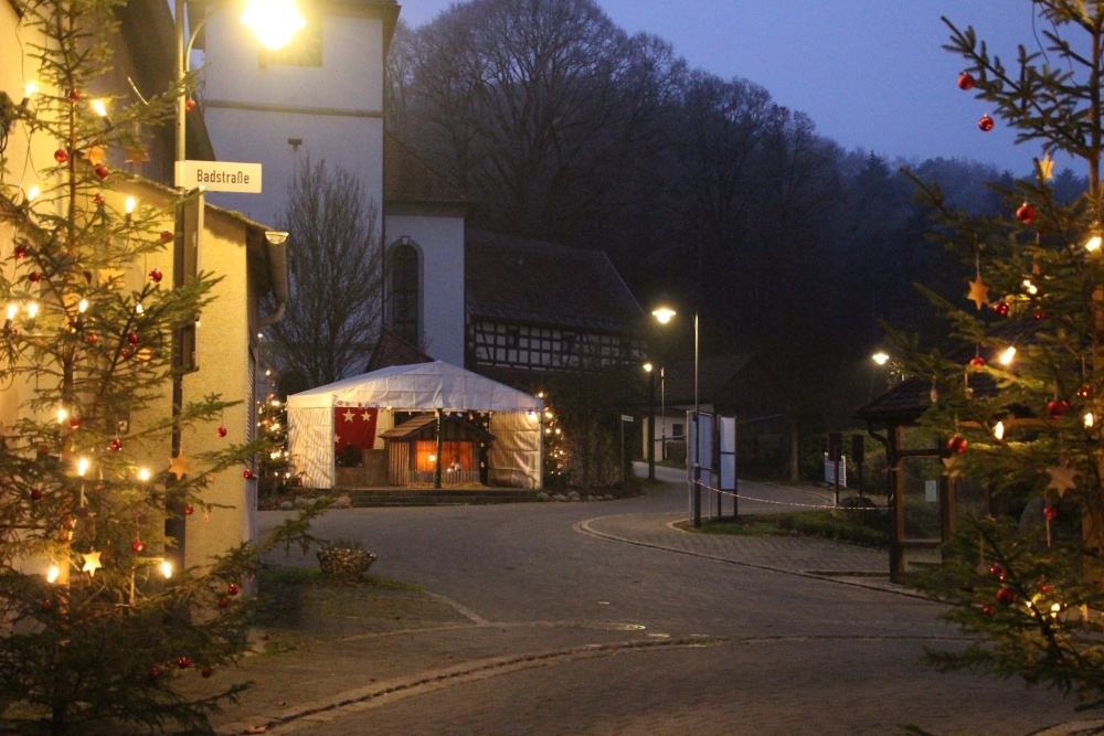 Kirchplatz an einem Winterabend